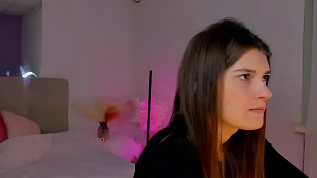 Laura Leee online show from March 7, 2025, 6:24 am