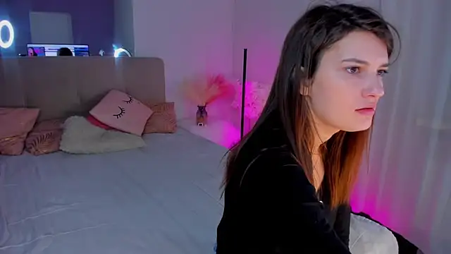 Laura Leee online show from March 9, 2025, 6:28 am