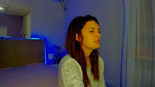 Laura Leee online show from November 18, 2025, 6:18 am