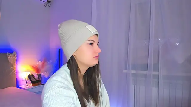 Laura Leee online show from February 17, 2026, 6:32 am