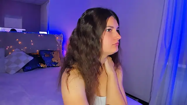 Laura Leee online show from June 7, 2026, 5:33 am