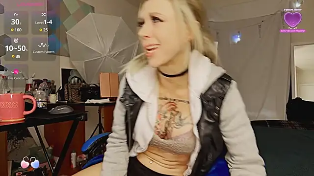 VeronicaRonnieTaylor online show from December 25, 2024, 12:47 pm