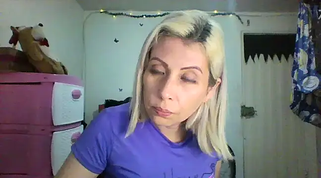 Snapshot of alixia81 chatting on December 5, 2024, 10:12 pm alixia81 online show from December 5, 2024, 10:12 pm