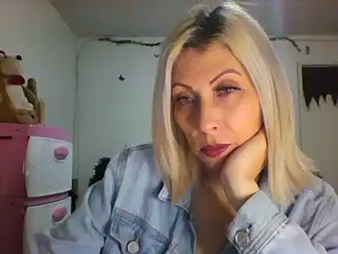 Snapshot of alixia81 chatting on December 15, 2024, 9:24 am alixia81 online show from December 15, 2024, 9:24 am