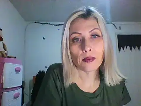 Snapshot of alixia81 chatting on December 16, 2024, 11:18 pm alixia81 online show from December 16, 2024, 11:18 pm