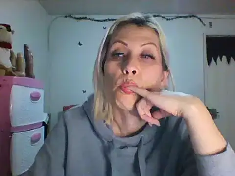 Snapshot of alixia81 chatting on December 22, 2024, 2:28 am alixia81 online show from December 22, 2024, 2:28 am