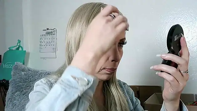 alixia81 online show from February 26, 2026, 10:20 pm