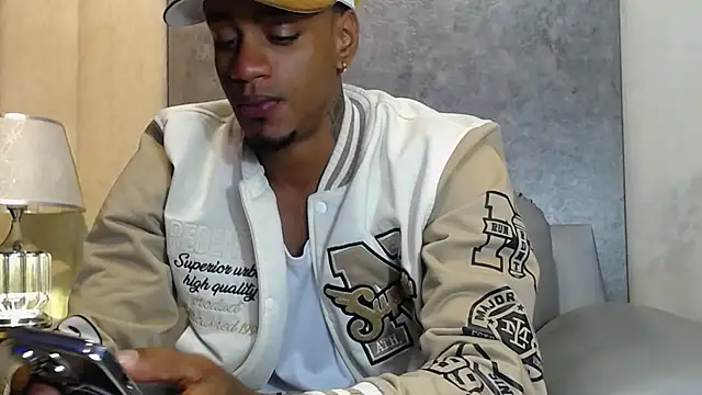 AaronCruz  online show from November 5, 2025, 9:26 pm