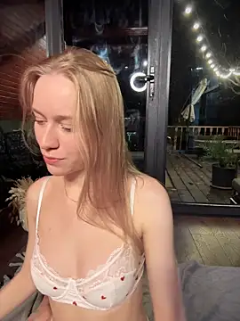 PollyAgata online show from December 3, 2025, 1:46 am