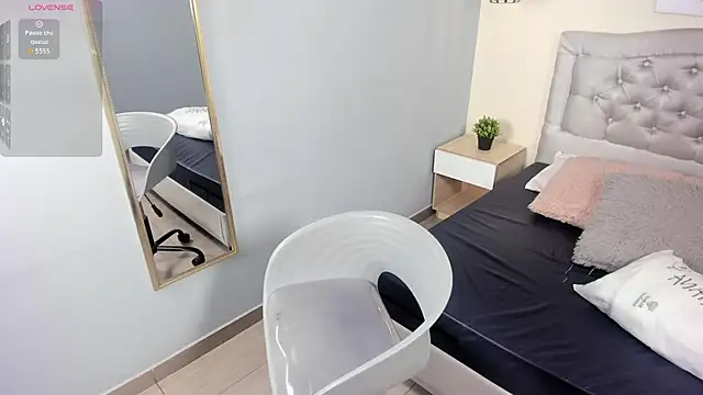 escarleth   online show from February 14, 2026, 1:19 pm