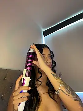 Laura fernandezII online show from December 18, 2025, 9:10 pm