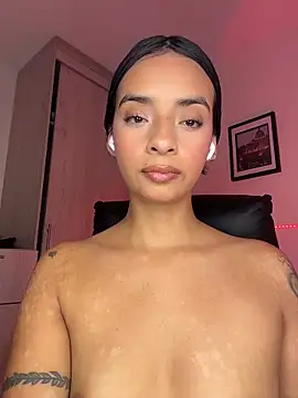 Laura fernandezII online show from February 13, 2026, 2:51 am