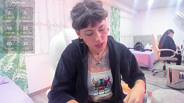  sharlotte777 online show from November 18, 2025, 3:27 pm