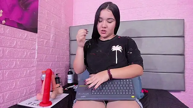 LYAA COLLINS  online show from February 9, 2025, 3:23 pm