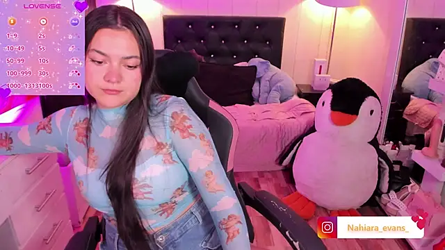 NahiaraEvans  online show from April 5, 2026, 5:59 am