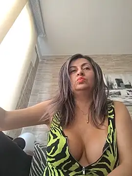 Latiinvenushot online show from May 26, 2026, 2:02 pm