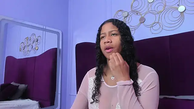 Sofi Fox  online show from February 13, 2025, 11:39 am