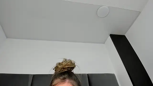 Lizz Luna online show from November 18, 2025, 8:02 pm