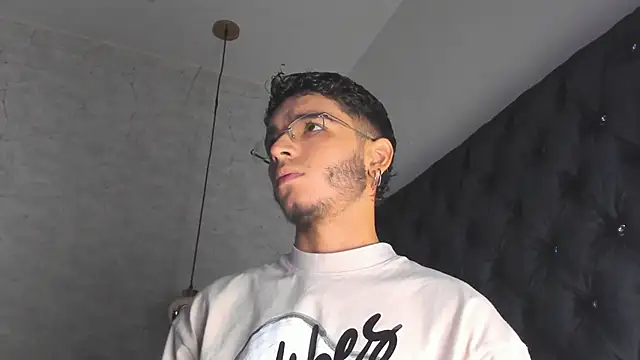 Ian Castillo  online show from February 19, 2025, 11:17 am