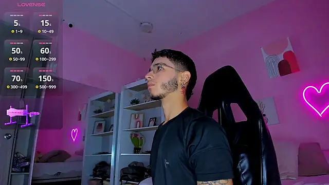 Ian Castillo  online show from March 18, 2025, 11:19 am