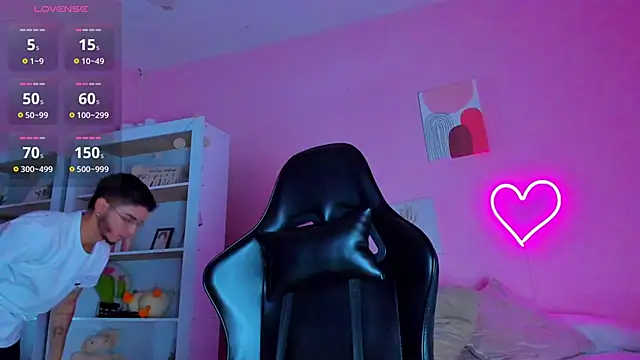 Ian Castillo  online show from March 20, 2025, 11:16 am