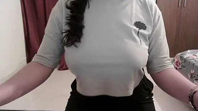 Snapshot of ANANYA-TIWARI chatting on September 30, 2025, 5:18 pm ANANYA-TIWARI online show from September 30, 2025, 5:18 pm