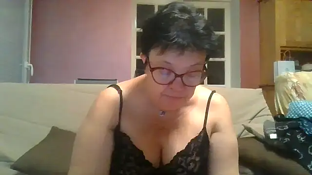 Vandeae44 online show from May 12, 2026, 8:17 pm