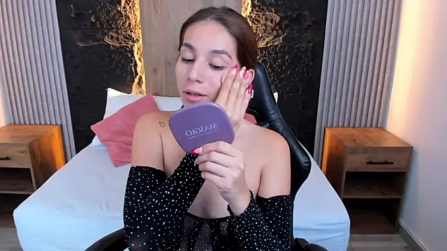 Snapshot of maroly_21 chatting on March 8, 2025, 2:01 am maroly 21 online show from March 8, 2025, 2:01 am