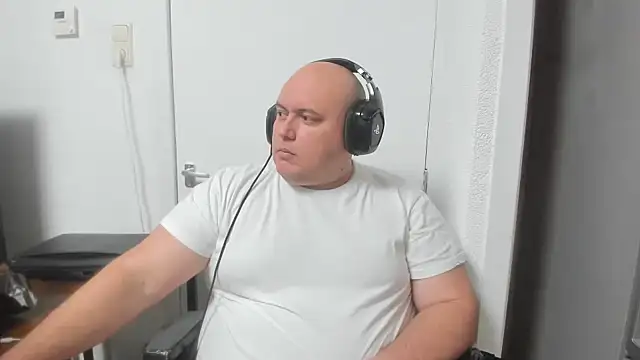 Snapshot of BigromeoXX chatting on December 27, 2024, 7:03 pm BigromeoXX online show from December 27, 2024, 7:03 pm