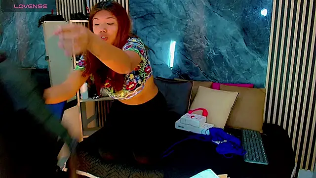 Isalombardi online show from November 12, 2025, 2:45 am