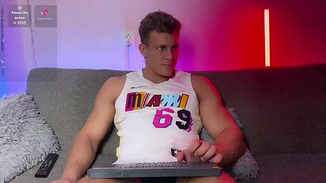 Snapshot of Adam_misti chatting on February 3, 2025, 7:52 pm Adam misti online show from February 3, 2025, 7:52 pm