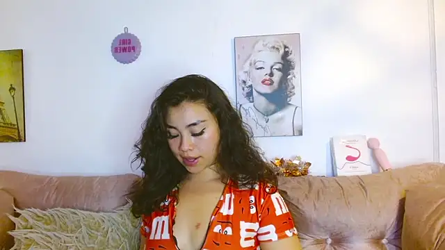 Snapshot of hinataleecs chatting on January 5, 2025, 10:32 am hinataleecs online show from January 5, 2025, 10:32 am