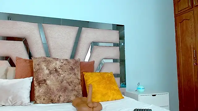 cintia hills online show from January 22, 2025, 5:26 am