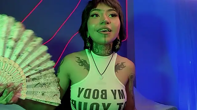 Snapshot of Evangeline_bell chatting on December 6, 2024, 6:17 pm Evangeline bell online show from December 6, 2024, 6:17 pm