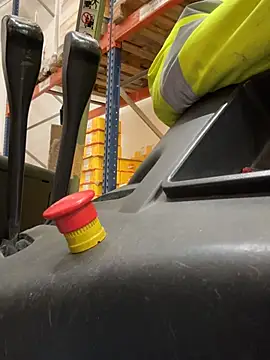 jovenestraviesos online show from February 5, 2026, 2:54 pm