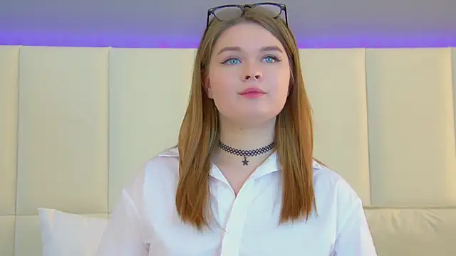 CrystalLyons online show from March 18, 2025, 9:31 am