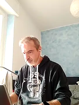 Snapshot of Marcolino183 chatting on December 13, 2024, 11:23 am Marcolino183 online show from December 13, 2024, 11:23 am