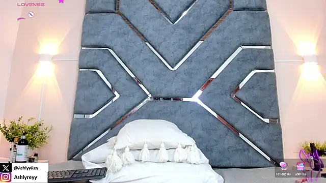 ashlyrey-1 online show from March 1, 2025, 9:37 pm