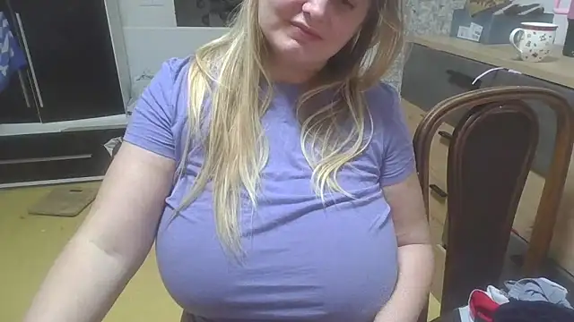 Snapshot of Meliss_Official9 chatting on February 10, 2026, 12:15 am Meliss Official9 online show from February 10, 2026, 12:15 am