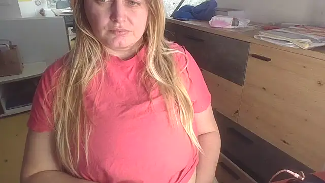 Snapshot of Meliss_Official9 chatting on February 16, 2026, 10:00 am Meliss Official9 online show from February 16, 2026, 10:00 am