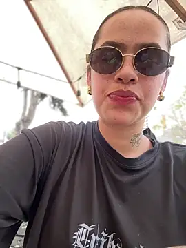 Mae Henao9 online show from February 6, 2026, 5:49 pm