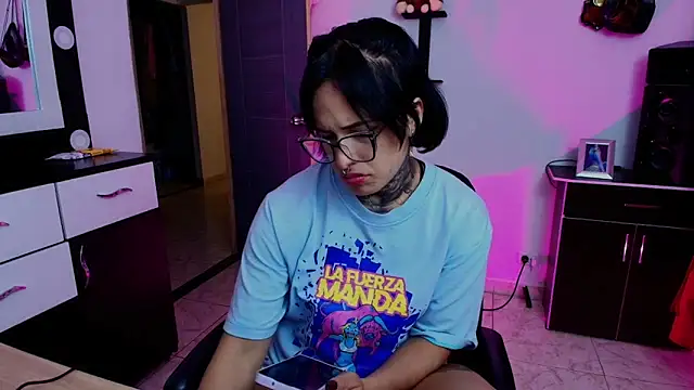 TinnaDawsom online show from January 18, 2025, 2:25 am