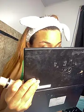 bunniestwosomee online show from June 18, 2026, 2:45 am