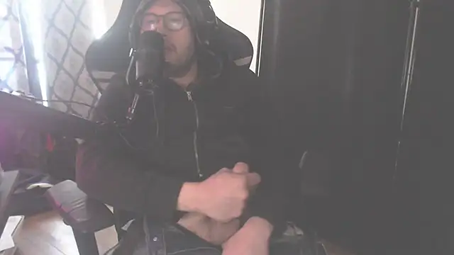 Snapshot of chicostick413 chatting on February 4, 2026, 4:46 pm chicostick413 online show from February 4, 2026, 4:46 pm