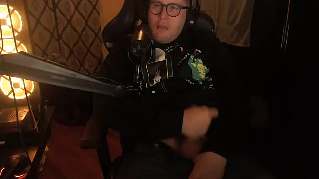 Snapshot of chicostick413 chatting on February 9, 2026, 12:47 am chicostick413 online show from February 9, 2026, 12:47 am