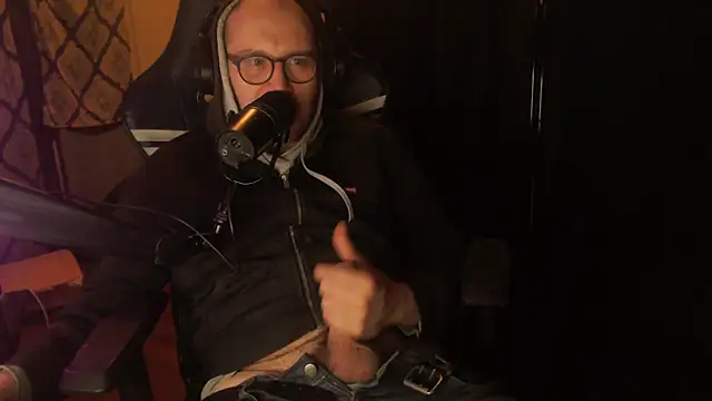 Snapshot of chicostick413 chatting on March 5, 2026, 3:46 am chicostick413 online show from March 5, 2026, 3:46 am