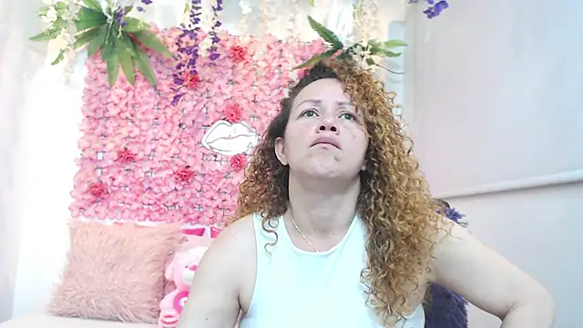 BLONDE SEXYHOT online show from November 18, 2025, 11:59 pm