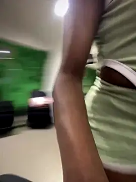 Snapshot of Thyana_LS chatting on December 4, 2024, 7:01 pm Thyana LS online show from December 4, 2024, 7:01 pm