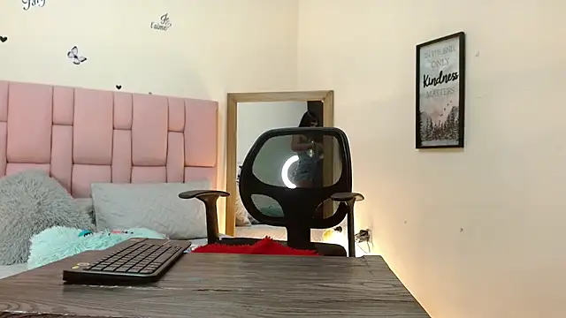 isabela ferrer  online show from September 12, 2025, 1:33 pm