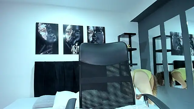 Mia fooxx  online show from November 12, 2025, 7:35 pm